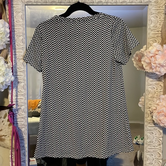 V-Neck Tee (high-low) - Picture 4 of 4